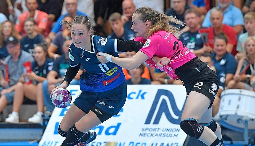 Das Baden-Württemberg-Duell zwischen Annefleur Bruggemans Sport-Union Neckarsulm (links) und Maren Weigels TuS Metzingen war über weite Phasen des ersten Rückrunden-Spieltags alles andere als ein sportlicher Leckerbissen. Das Baden-Württemberg-Duell zwischen Annefleur Bruggemans Sport-Union Neckarsulm (links) und Maren Weigels TuS Metzingen war über weite Phasen des ersten Rückrunden-Spieltags alles andere als ein sportlicher Leckerbissen.