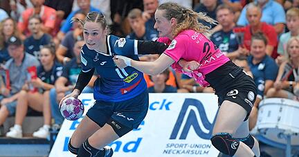 Das Baden-Württemberg-Duell zwischen Annefleur Bruggemans Sport-Union Neckarsulm (links) und Maren Weigels TuS Metzingen war über weite Phasen des ersten Rückrunden-Spieltags alles andere als ein sportlicher Leckerbissen.
Foto: Mario Berger