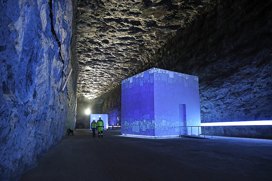 Lichteffekte und eine Lasershow unterstreichen die Dimensionen der Salzkammern. In drei begehbaren Kuben gibt es alle Informationen rund ums Salz.