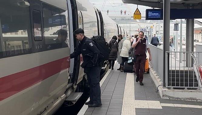 Fahrgäste steigen in den ICE nach Berlin.