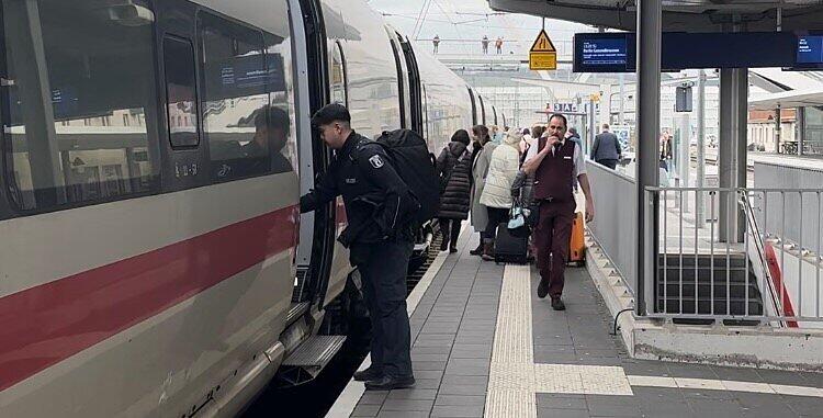 Fahrgäste steigen in den ICE nach Berlin.