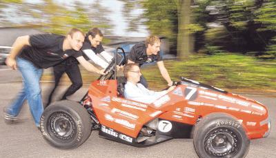 Manuel Mock, Benjamin R&ouml;hrich, Alexander Frank und Sasha Vorhemus (v.l.) von K&uuml;hn Racing nutzen den alten Rennwagen bei der Sponsorensuche.Foto: Mario Berger