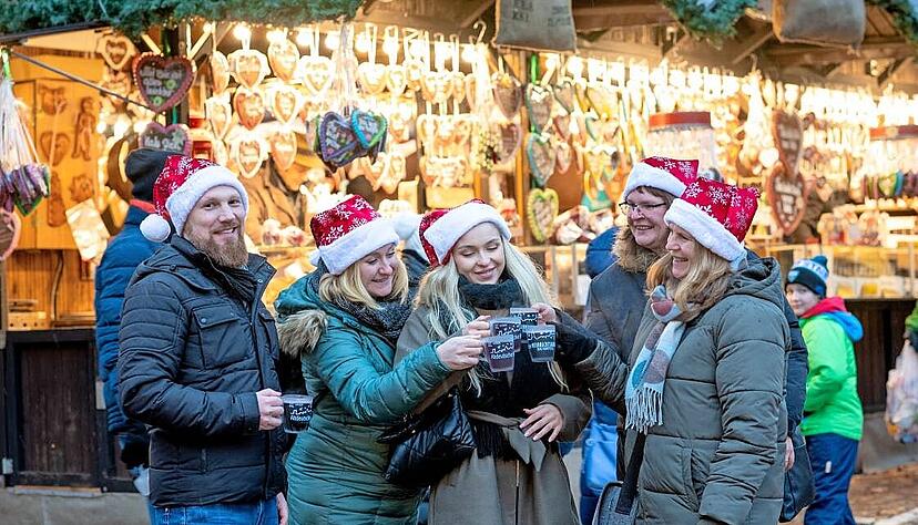 Bei Temperaturen um den Gefriepunkt, schmeckt der Glühwein. Hochwertige Artikel sind gefragt, davon ist Diana Zweng von der Engel-Werkstatt aus dem Kleinwalsertal überzeugt.
