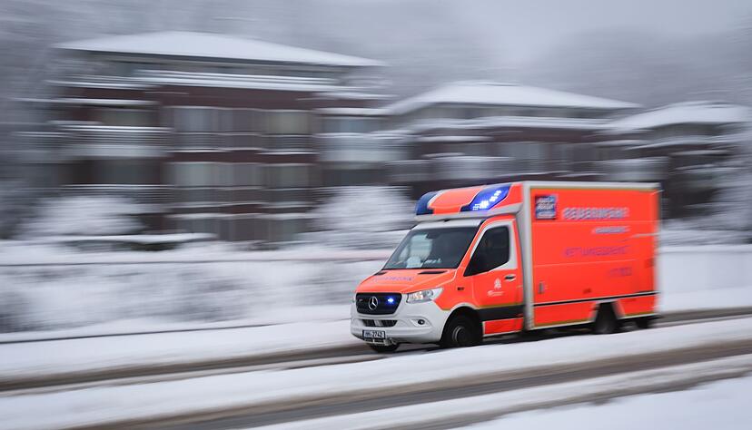 Schnee, Glätte und Kälte - der Wintereinbruch hat vielerorts in Deutschland den Verkehr behindert und Reisepläne durchkreuzt Schnee, Glätte und Kälte - der Wintereinbruch hat vielerorts in Deutschland den Verkehr behindert und Reisepläne durchkreuzt