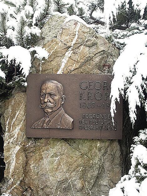 Im Ort, der dem Unternehmen Wüstenrot seinen Namen gab, erinnert das Ehrengrab an den 1943 gestorbenen Georg Kropp.