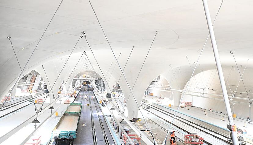 Ab Dezember 2026 sollen Z&uuml;ge des Fernverkehrs zum gr&ouml;&szlig;ten Teil im neuen Stuttgarter Tiefbahnhof enden. Der Regionalverkehr muss laut Bahn aber noch zum Teil bis Juli 2027 in den alten Kopfbahnhof fahren. (Archivbild)