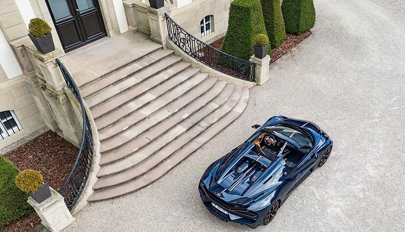 Feudal und feurig: Vor solchen standesgem&auml;&szlig;en Anwesen d&uuml;rften wohl viele der 99 gebauten Mistral vorfahren, wenn sie &uuml;berhaupt aus der Sammlung in die freie Wildbahn rollen.