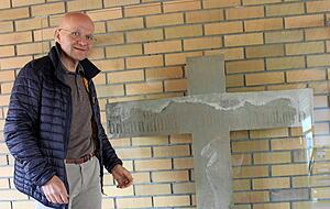 Rektor Eric Sohnle neben dem Sühnekreuz im Grundschulgebäude der Michael-Beheim-Schule. Die Inschrift, die davon kündete, dass der Meistersänger erschlagen wurde, ist kaum noch zu erkennen.
Fotos: Sabine Friedrich/Matthias Heibel Rektor Eric Sohnle neben dem Sühnekreuz im Grundschulgebäude der Michael-Beheim-Schule. Die Inschrift, die davon kündete, dass der Meistersänger erschlagen wurde, ist kaum noch zu erkennen.
Fotos: Sabine Friedrich/Matthias Heibel