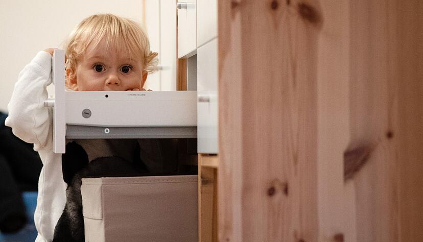 Kinder sind neugierig. Reinigungsmittel und Medikamente sollten daher au&szlig;erhalb ihrer Reichweite sicher verwahrt werden.