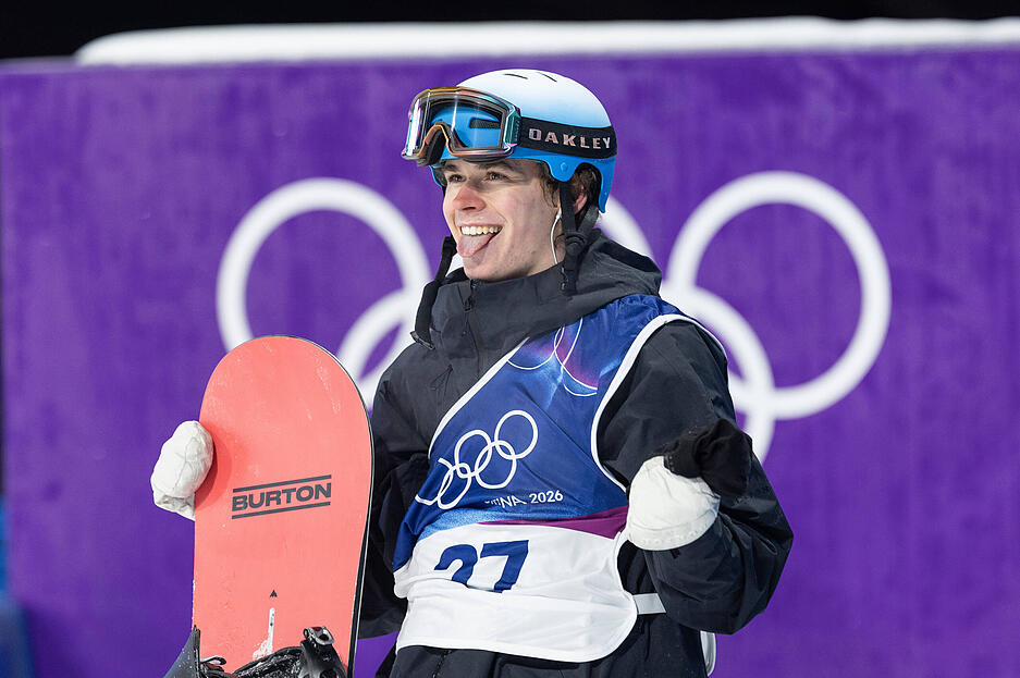 Nicht nur einen, sondern ganz viele kuriose Momente liefert der Schweizer Snowboarder Jonas Hasler. Und das nicht auf, sondern neben der Piste. Denn in den Sozialen Medien ist er als "Tiramisu-Man" bekannt. Im olympischen Dorf isst er besonders gerne das italienische Dessert und begeistert damit seine Follower. Nicht nur einen, sondern ganz viele kuriose Momente liefert der Schweizer Snowboarder Jonas Hasler. Und das nicht auf, sondern neben der Piste. Denn in den Sozialen Medien ist er als "Tiramisu-Man" bekannt. Im olympischen Dorf isst er besonders gerne das italienische Dessert und begeistert damit seine Follower.