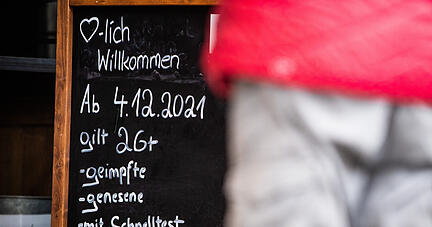 Seit diesem Samstag gelten in Baden-Württemberg verschärfte Corona-Regeln. Dazu zählt zum Beispiel die 2G Plus Regel im Restaurant. Foto: dpa