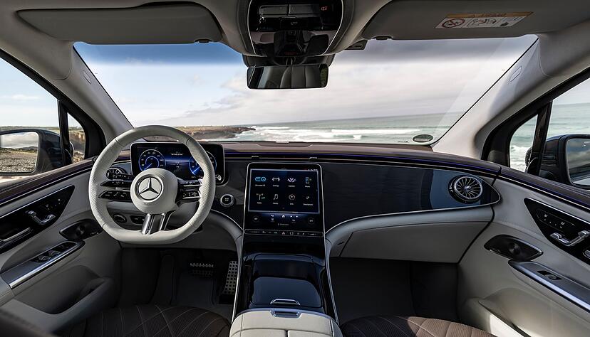Das Layout des Cockpits mit den drei großen Bildschirmen unter der Glasabdeckung ist auch in den übrigen E-Modellen von Mercedes zu finden.