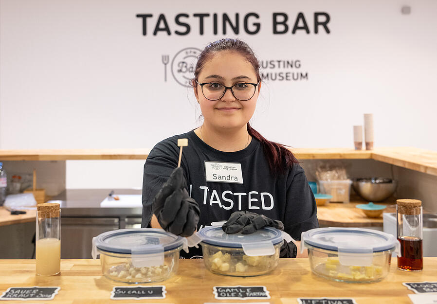 An der Tasting Bar des Disgusting Food Museum in Stuttgart kann man unter anderem Dorschrogen, Sauerkrautsaft und fermentierten Eishai probieren.