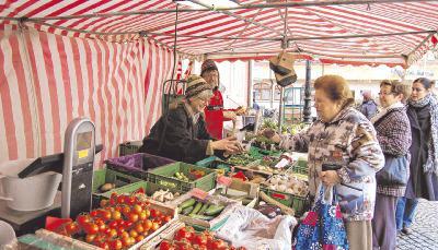 K&auml;lteerprobt: Annette Kiemle und Eberhard Landes (links) sind mit ihrem Stand bei fast jedem Wetter f&uuml;r ihre Kunden da.Foto: Elke Khattab