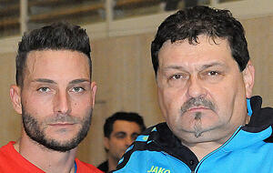 Thomas Hafner (rechts, SpG Kirchardt/Grombach) und Torschützenkönig Massimo Di Mauri (links, Türkiyemspor Obereisesheim). Thomas Hafner (rechts, SpG Kirchardt/Grombach) und Torschützenkönig Massimo Di Mauri (links, Türkiyemspor Obereisesheim).