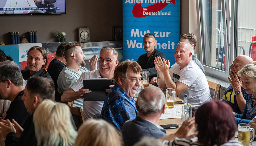 AfD-Landtagsabgeordneter Hans-Jürgen Goßner (mit iPad), liest bei der Wahlparty des AfD Kreisverbands Göppingen erste Wahlergebnisse in der Göppinger Region vor.