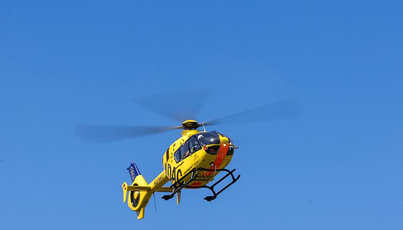 Ein Rettungshubschrauber flog den Schwerverletzten in eine Klinik. (Symbolbild) Ein Rettungshubschrauber flog den Schwerverletzten in eine Klinik. (Symbolbild)
