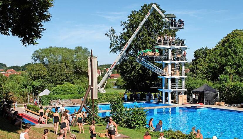 In "Die Freibadclique" spielen Komparsen aus der Region Freibadbesucher. Am Turm sichert ein Gerüst die Darsteller ab.Foto: Zieglerfilm Baden-Baden/Walter Wehner In "Die Freibadclique" spielen Komparsen aus der Region Freibadbesucher. Am Turm sichert ein Gerüst die Darsteller ab.Foto: Zieglerfilm Baden-Baden/Walter Wehner