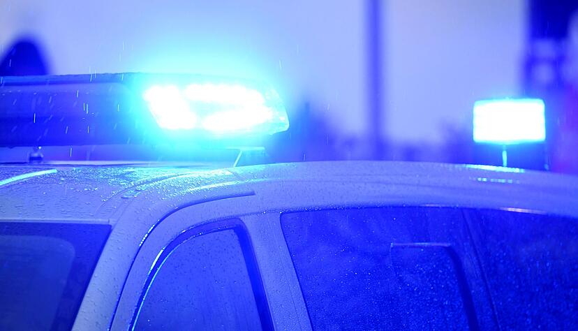 Blaulichter leuchten auf dem Dach eines Polizeifahrzeugs. Blaulichter leuchten auf dem Dach eines Polizeifahrzeugs.