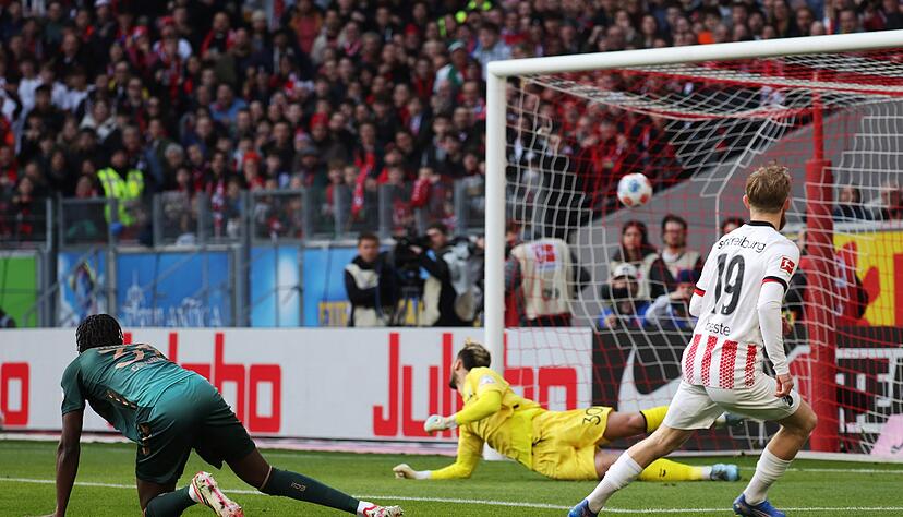 Rein ins Freiburger Gl&uuml;ck: Niklas Beste trifft sehenswert zum 1:0.