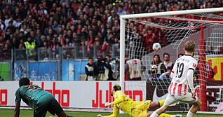 Rein ins Freiburger Gl&uuml;ck: Niklas Beste trifft sehenswert zum 1:0.