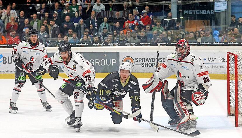 Tim Detig (2.v.r.) und die Falken haben alles rein geworfen ins vierte Spiel der Serie − am Ende aber ohne Erfolg.
Foto: Ralf Seidel Tim Detig (2.v.r.) und die Falken haben alles rein geworfen ins vierte Spiel der Serie − am Ende aber ohne Erfolg.
Foto: Ralf Seidel