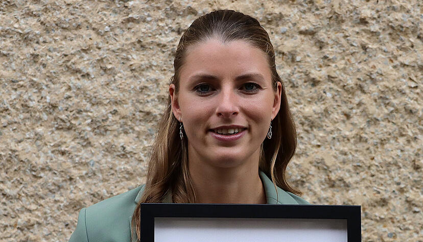 Jessica Nagel freut sich über den Deutschen Studienpreis Projektmanagement
