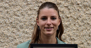 Jessica Nagel freut sich über den Deutschen Studienpreis Projektmanagement