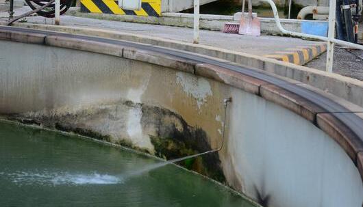 &Uuml;ber das Kl&auml;rbecken im Solvay-Werk gelangt das TFA in den Neckar. Foto: