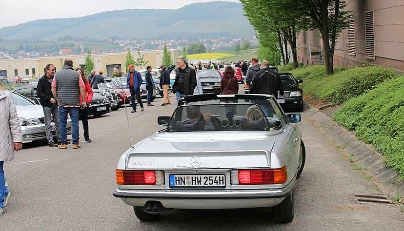 Ein Mercedes SL, Baureihe R 107, ist einer von zahlreichen Hinguckern beim 2. Young- und Oldtimertreffen am 7. Mai 2023 bei der WG Heilbronn.
Foto: privat