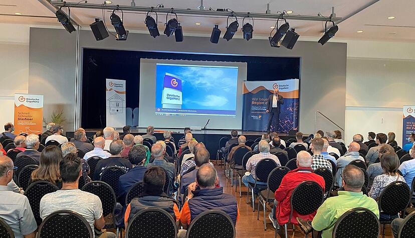 Das Interesse an den Infoveranstaltungen zum Glasfaserausbau ist groß. Hier ist die Firma Deutsche Giganetz in Untereisesheim zu Gast.
Foto: Gemeinde Untereisesheim Das Interesse an den Infoveranstaltungen zum Glasfaserausbau ist groß. Hier ist die Firma Deutsche Giganetz in Untereisesheim zu Gast.
Foto: Gemeinde Untereisesheim