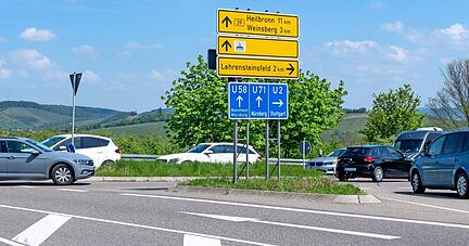 Diese unfallträchtige Einmündung der B39a, dem Autobahnzubringer, in die Querspange soll entschärft werden durch einen Kreisel samt Bypass. 2025 könnte der Umbau starten.
Foto: Mario Berger Diese unfallträchtige Einmündung der B39a, dem Autobahnzubringer, in die Querspange soll entschärft werden durch einen Kreisel samt Bypass. 2025 könnte der Umbau starten.
Foto: Mario Berger