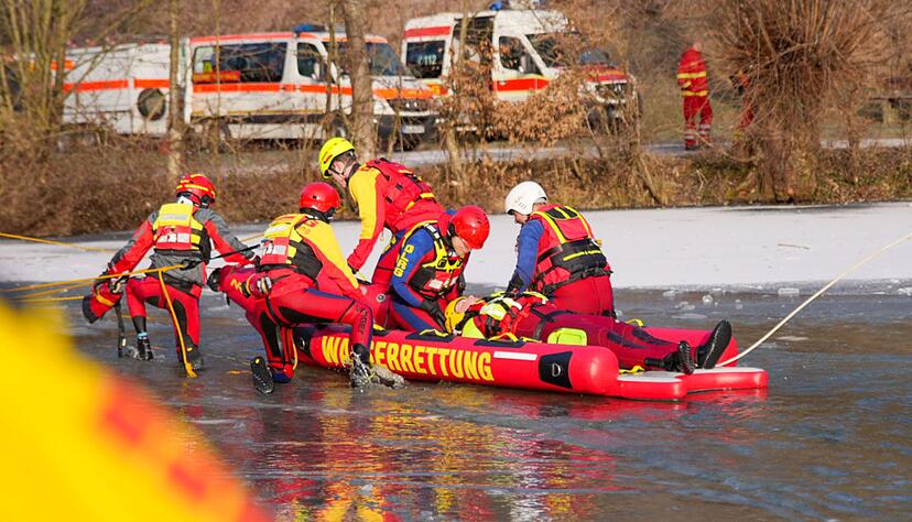 Die Wasserrettung übt einen Einsatz an einem zugefrorenen See. Die Wasserrettung übt einen Einsatz an einem zugefrorenen See.