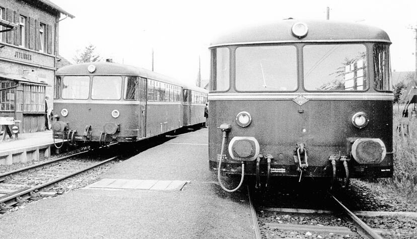 Zwei Schienenbusse kreuzen vor dem Bahnhof Ittlingen: Zum Zeitpunkt der Aufnahme gab es dort noch ein Ausweichgleis, das im Herbst 1989 ausgebaut wurde. Das schreibt Ulrich Merz in seinem Buch "Eppinger Bahngeschichte(n)".
Foto: Sammlung Ulrich Merz Zwei Schienenbusse kreuzen vor dem Bahnhof Ittlingen: Zum Zeitpunkt der Aufnahme gab es dort noch ein Ausweichgleis, das im Herbst 1989 ausgebaut wurde. Das schreibt Ulrich Merz in seinem Buch "Eppinger Bahngeschichte(n)".
Foto: Sammlung Ulrich Merz