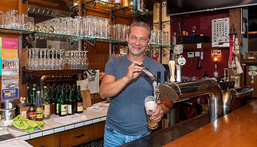 Torsten Horn steht zum letzten Mal am Zapfhahn im "Backst&uuml;ble". Den Gastronomen zieht es in den Norden, wo er ein eigenes Lokal er&ouml;ffnet. Foto: Mario Berger