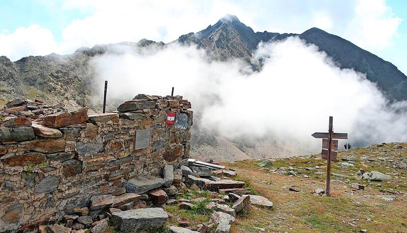 Die Ruine der alten Heilbronner Hütte auf dem Taschljoch in 2770 Metern Höhe. Die Schutzhütte fiel 1932 einem Brand zum Opfer.
Fotos: Ulrich Waldbüßer Die Ruine der alten Heilbronner Hütte auf dem Taschljoch in 2770 Metern Höhe. Die Schutzhütte fiel 1932 einem Brand zum Opfer.
Fotos: Ulrich Waldbüßer
