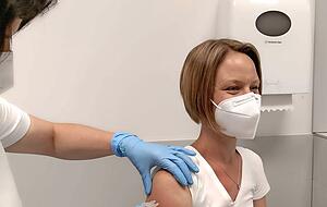 Eine Mitarbeiterin wird im Gesundheitszentrum der Audi AG in Neckarsulm gegen das Coronavirus geimpft.
 Foto: Audi