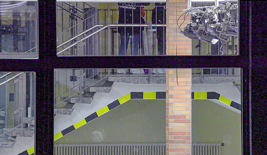 Ein tatverdächtiger Jugendlicher wurde festgenommen, wie die Polizei am Donnerstag mitteilte. Ein tatverdächtiger Jugendlicher wurde festgenommen, wie die Polizei am Donnerstag mitteilte.