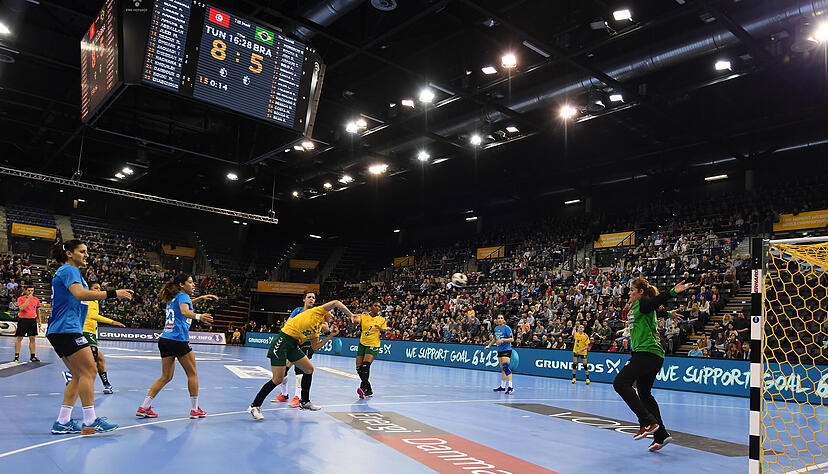 Die EWE-Arena in Oldenburg hat sich bereits bei der Frauen-Weltmeisterschaft 2017 als Spielstätte bewährt.  Mit einem Zuschauerschnitt von 2179 Besuchern pro Spiel hat der VfL Oldenburg nach Frisch Auf Göppingen den zweithöchsten Zuschauerschnitt aller Frauen-Bundesligisten.