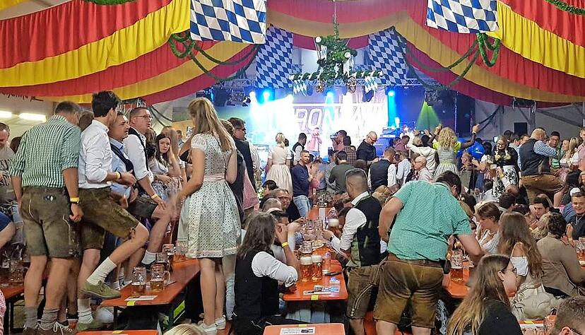 Am Freitagabend, dem offiziellen Start der Wert-Wiesn, feiern die Besucher zünftig in Tracht mit der Partyband Frontal. Am Freitagabend, dem offiziellen Start der Wert-Wiesn, feiern die Besucher zünftig in Tracht mit der Partyband Frontal.