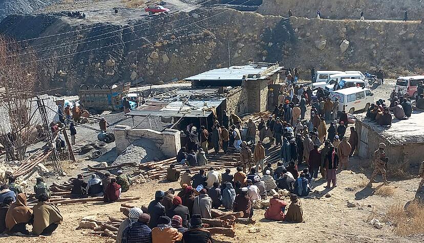 Anwohner versammeln sich und bangen nach dem Grubenungl&uuml;ck in Pakistan.