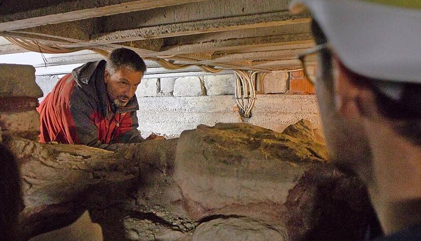 Unter der Kirche St. Veit in Unterregenbach nehmen Olaf Goldstein (links) und Moritz Foth Proben vom Mörtel. Stammt er aus der gleichen Zeit wie die Innenbestattungen? Unterregenbach hat noch viele Rätsel.