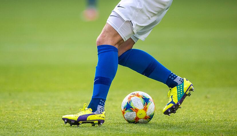 Ein Fu&szlig;ballspieler spielt den Ball.