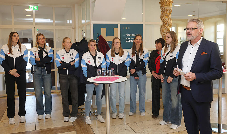 &bdquo;Sie sind beeindruckende Botschafterinnen des Sports, die mit hohem Einsatz die Zuschauer begeistert haben&ldquo;, stellte Neckarsulms Oberb&uuml;rgermeister Steffen Hertwig (rechts) in seiner Ansprache heraus.