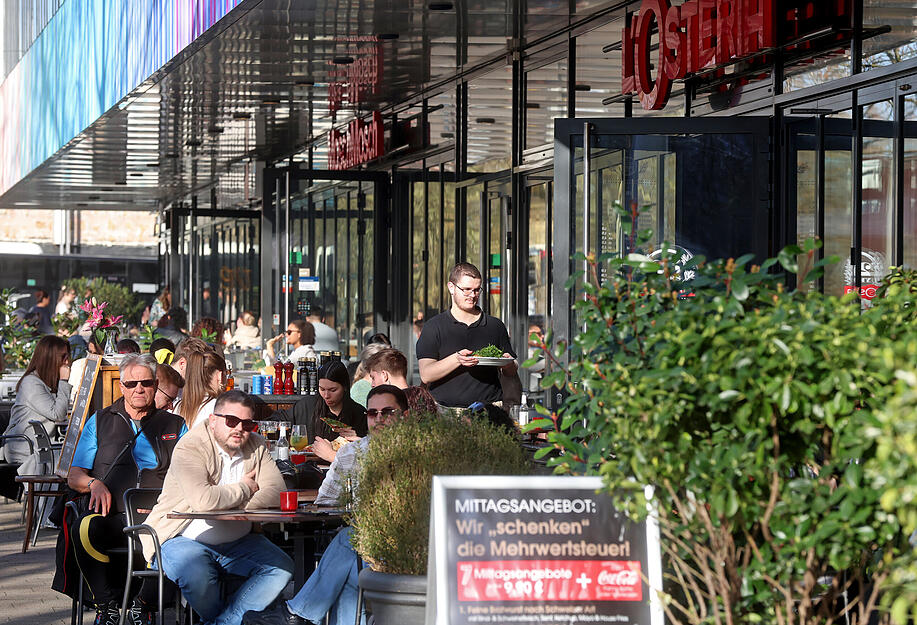 Au&szlig;engastronomie am Marra-Haus: Das sonnige Wetter bringt Leben auf Heilbronner Pl&auml;tze und Promenaden.