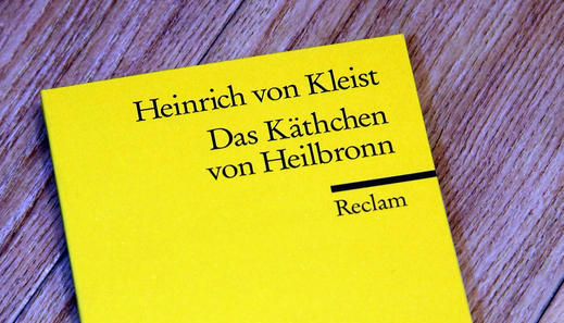 Zusammengestellt von Archiv und Dokumentation der Heilbronner Stimme 

Der Dichter Heinrich von Kleist gab mit seinem Drama der Stadt Heilbronn ihre Symbolfigur. 
1952 engagiert sich Elfriede Guggolz als erstes K&auml;thchen bei den Festspielen im Deutschhof.
