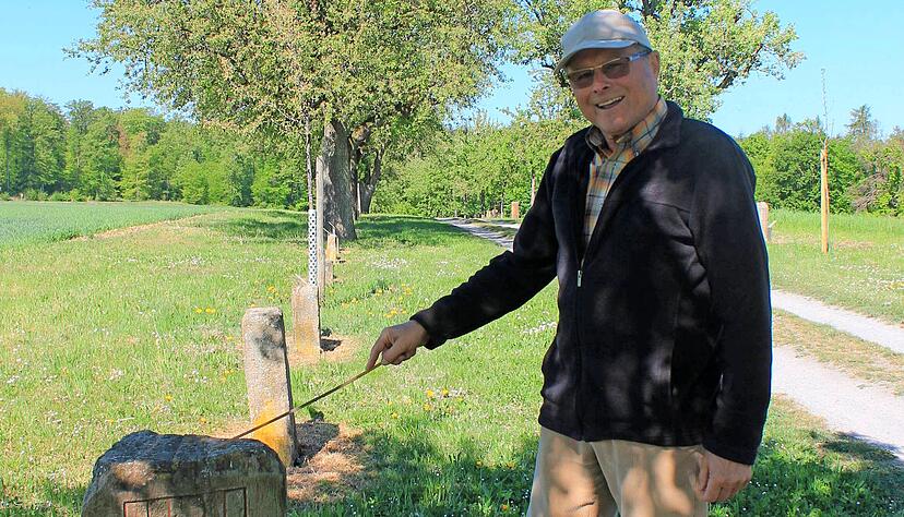 Der Lehrpfad beginnt mit einem seltenen Dreim&auml;rker aus dem Jahr 1814, der die ehemalige Grenze zwischen Kleingartach, Michelbach und Eppingen markiert. Gotthilf Sachsenheimer hat den Weg initiiert.   
Fotos: Bigna Fink