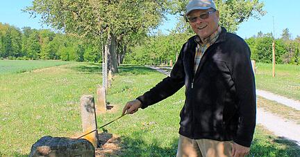 Der Lehrpfad beginnt mit einem seltenen Dreim&auml;rker aus dem Jahr 1814, der die ehemalige Grenze zwischen Kleingartach, Michelbach und Eppingen markiert. Gotthilf Sachsenheimer hat den Weg initiiert.   
Fotos: Bigna Fink