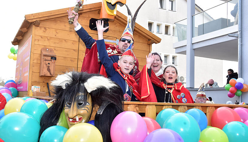 Die Jagstfelder Prinzenpaare auf ihrem fahrbaren Wochenendhaus. Die Jagstfelder Prinzenpaare auf ihrem fahrbaren Wochenendhaus.