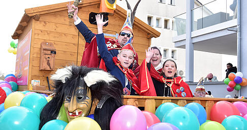 Die Jagstfelder Prinzenpaare auf ihrem fahrbaren Wochenendhaus.
